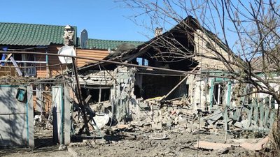 Пошкоджений обстрілом будинок у Донецькій області, 10 травня 2024 року