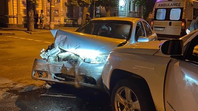 На перехресті у Сумах зіштовхнулись чотири автівки, є травмовані