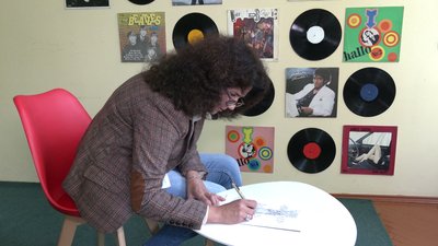 Художниця-крапкарка з Рівного видала свою першу книгу Художниця-крапкарка з Рівного видала свою першу книгу