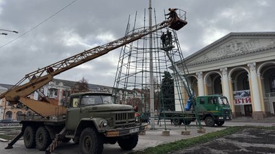 Встановлення новорічної ялинки у центрі Полтави: на якому етапі