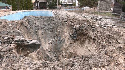 РФ била по Шевченківському району Харкова з Білгородщини - вирва біля басейну РФ била по Шевченківському району Харкова з Білгородщини - вирва біля басейну