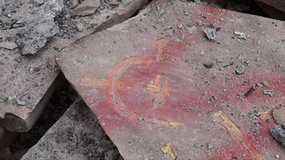 У Долині на Франківщині демонтували монумент "Вічний вогонь" з барельєфами радянських солдатів