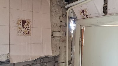У волинському селі розбирають завали після падіння уламків ракети. За чий кошт ремонтуватимуть будинки У волинському селі розбирають завали після падіння уламків ракети. За чий кошт ремонтуватимуть будинки