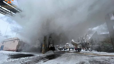 Рятувальники ДСНС ліквідовують пожежу