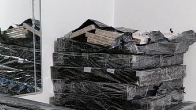 На Львівщині митники знайшли у мікроавтобусі понад 5 тисяч пачок сигарет