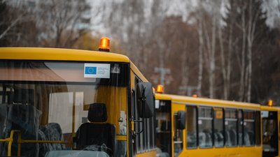Нові шкільні автобуси передали чотирьом громадам Рівненщини