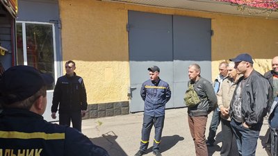 У Полтаві пожежники навчають добровольців гасити вогонь та працювати у спецобладнанні У Полтаві пожежники навчають добровольців гасити вогонь та працювати у спецобладнанні