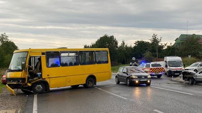 Поблизу Львова зіткнулися маршрутка та автомобіль: шість людей травмовані
