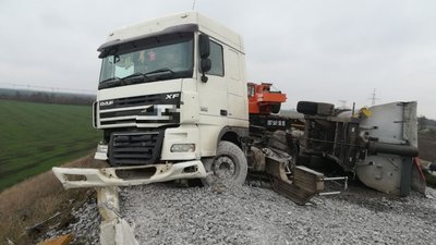 На трасі Одеса-Мелітополь перекинулася вантажівка з причепом
