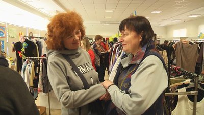 "Люди, переселенці, знаєте, вони трохи розгублені, вони такі, їх так хочеться пожаліти, хочеться обійняти", - каже Надія Борецька. "Люди, переселенці, знаєте, вони трохи розгублені, вони такі, їх так хочеться пожаліти, хочеться обійняти", - каже Надія Борецька.