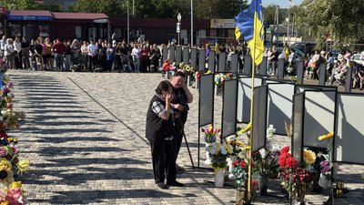 Люди зібралися на Алеї Слави під час всеукраїнської акції "Героям слава"