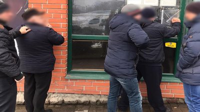 Слідчі ДБР впіймали працівника поліції та його родича на хабарі Слідчі ДБР впіймали працівника поліції та його родича на хабарі
