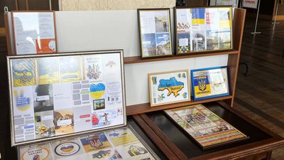 Пересувну виставку про 100 днів війни Росії проти України відкрили в Ужгороді Пересувну виставку про 100 днів війни Росії проти України відкрили в Ужгороді