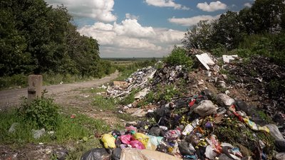 Люди скаржаться на сміттєзвалище біля села Дубини на Рівненщині