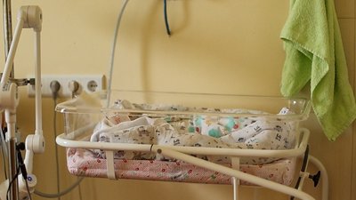 Поліція пропонує винагороду за допомогу у пошуку жінки, яка лишила немовля у смітнику
