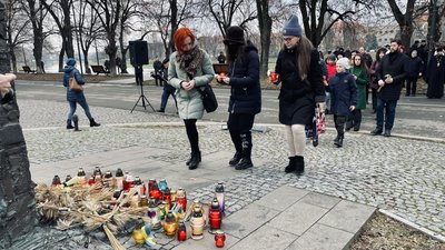 Біля "Свічі пам'яті" ужгородці вшанували загиблих під час Голодоморів Біля "Свічі пам'яті" ужгородці вшанували загиблих під час Голодоморів