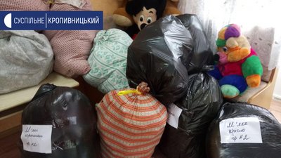 З полиць прибрали м'які іграшки З полиць прибрали м'які іграшки