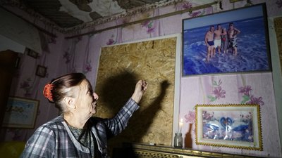 Живе і навчає дітей в літній кухні:
історія вчительки з розбитою хатою на Харківщині Живе і навчає дітей в літній кухні:
історія вчительки з розбитою хатою на Харківщині