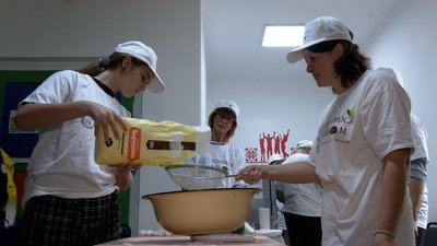 "Ділимося хлібом": переселенців Рівненщини залучили до проєкту, який допомагає їм адаптуватися і почуватися потрібними "Ділимося хлібом": переселенців Рівненщини залучили до проєкту, який допомагає їм адаптуватися і почуватися потрібними