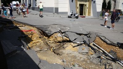 Наслідки зливи в Одесі: вода розмила дорогу в Аркадії та зруйнувала настил Наслідки зливи в Одесі: вода розмила дорогу в Аркадії та зруйнувала настил