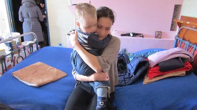 На Житомирщині поліцейські розшукали в лісі 2-річного малюка На Житомирщині поліцейські розшукали в лісі 2-річного малюка