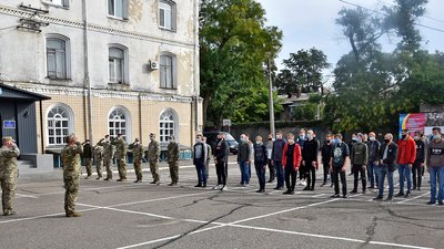 В Одесі до Збройних Сил України відправили першу групу призовників В Одесі до Збройних Сил України відправили першу групу призовників