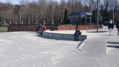 У франківському парку встановили лавки, виготовлені з дерев, які повалив буревій У франківському парку встановили лавки, виготовлені з дерев, які повалив буревій