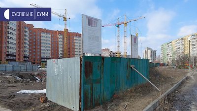 На місці дитячого майданчика у Сумах хочуть збудувати автостоянку На місці дитячого майданчика у Сумах хочуть збудувати автостоянку