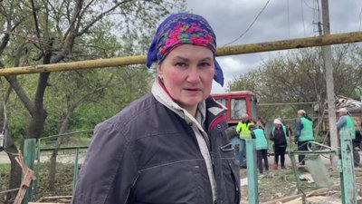 "Мене привалило до пояса. Люди прибігли, почали розгрібати". Ракетний удар по Синельниковому: що розповідають очевидці "Мене привалило до пояса. Люди прибігли, почали розгрібати". Ракетний удар по Синельниковому: що розповідають очевидці