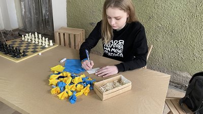 Полтавка Ірина Супрунова виготовляє обереги військовим у вигляді янголів Полтавка Ірина Супрунова виготовляє обереги військовим у вигляді янголів