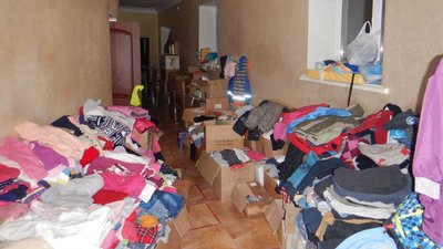 Пограбували волонтерський штаб та сховали речі на кладовищі: на Одещині затримали двох чоловіків