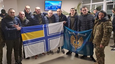 Боронили Маріуполь та "Азовсталь": до України з полону повернулись 16 бійців миколаївської 36-ї бригади морської піхоти