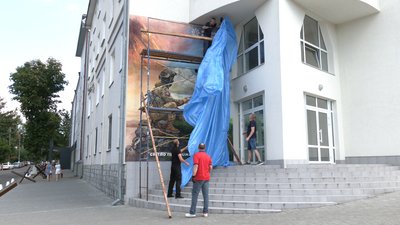 У Рівному на будівлі Нацполіції з'явився мурал у пам'ять про загиблих на війні колег