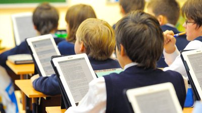 Вперше в Україні. Дніпровські школярі переходять на онлайн-підручники