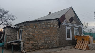 Життя під обстрілами. Історія жінки, яка відновлює пошкоджений будинок на Миколаївщині Життя під обстрілами. Історія жінки, яка відновлює пошкоджений будинок на Миколаївщині