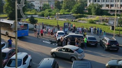 Нетверезий водій в'їхав в автобус на вулиці Льва Толстого в Ужгороді