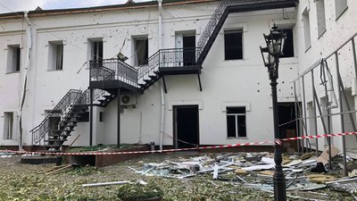 Ракета на клумбі та пошкоджена будівля театру: наслідки російських обстрілів Миколаєва