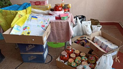 На Кіровоградщині зібрали понад тонну продуктів і теплих речей для добровольців на схід України На Кіровоградщині зібрали понад тонну продуктів і теплих речей для добровольців на схід України