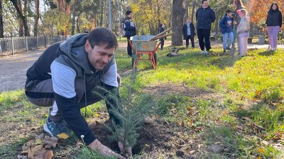 У Черкасах висадили дерева на знак підтримки окупованих Олешок У Черкасах висадили дерева на знак підтримки окупованих Олешок
