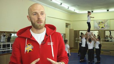 Чотири роки тому вчитель фізкультури Олексій Шуляков навіть і не думав створювати команду з черлідингу Чотири роки тому вчитель фізкультури Олексій Шуляков навіть і не думав створювати команду з черлідингу