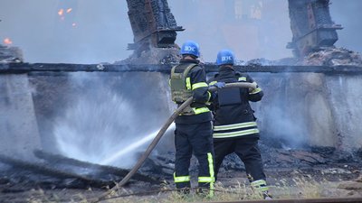 Через обстріл військами РФ Миколаєва згоріли склади з зерновим шротом Через обстріл військами РФ Миколаєва згоріли склади з зерновим шротом