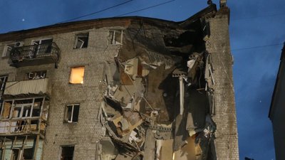 Російська ракета вранці 11 липня частково зруйнувала шестиповерхівку у Харкові Російська ракета вранці 11 липня частково зруйнувала шестиповерхівку у Харкові