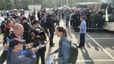 До Запоріжжя прибули автобуси з людьми, яких евакуювали з "Азовсталі"