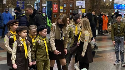 В Україну прибув Вифлеємський вогонь миру. Як його зустрічали В Україну прибув Вифлеємський вогонь миру. Як його зустрічали