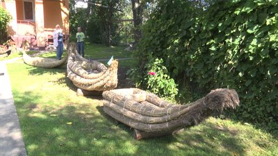 Всього Микола Рудь зробив 10 човнів з очерету. Всього Микола Рудь зробив 10 човнів з очерету.