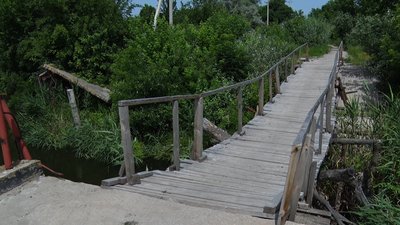 "Швидка їхала понад годину". У прифронтовому селі просять відбудувати зруйнований обстрілами міст "Швидка їхала понад годину". У прифронтовому селі просять відбудувати зруйнований обстрілами міст