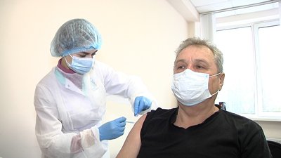 "Не хочу знову хворіти". В Одесі почали вакцинувати людей, старших за 60 років