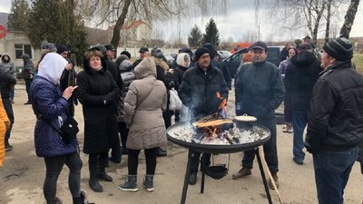 Шпиталь у Винниках досі заблокований — люди чергували упродовж всієї ночі