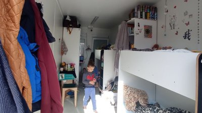 Холодно, волого, але з’їжджати ми не хочемо. Репортаж із модульного містечка Холодно, волого, але з’їжджати ми не хочемо. Репортаж із модульного містечка