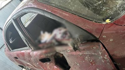Пошкоджена внаслідок удару дроном автівка у Подолах